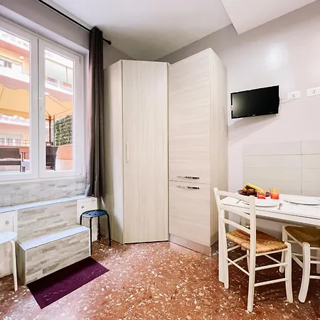 Moderno E Luminoso Monolocale Con Terrazza Privata * Róma